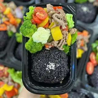 Hình ảnh Cơm gạo lứt bò xào hành tây rau củ lộc