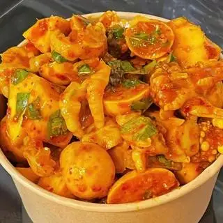Hình ảnh Chân gà rút xương mix trứng non sốt Thái
