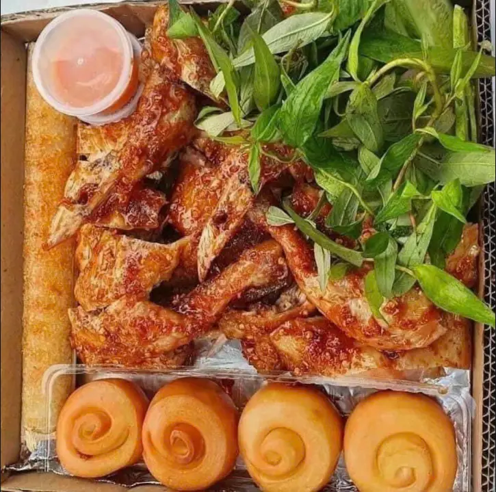 Hình ảnh Combo 1 - 1 con gà quay - 1 ống cơm lam - 4 bánh bao chiên