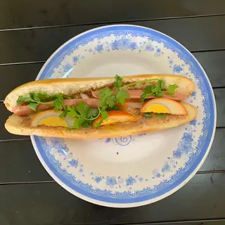 Hình ảnh Bánh mì que trứng kho - xúc xích