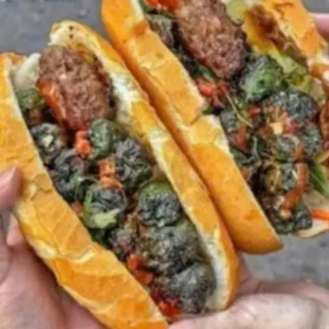 Hình ảnh Bánh Mì Bò Lá Lốp - Nam Tiên - Trần Não