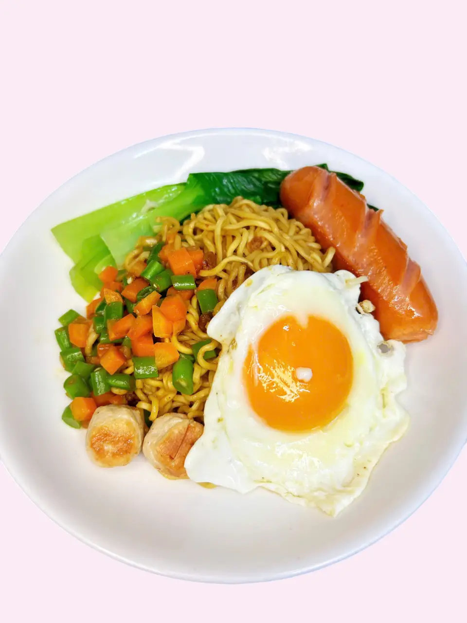 Hình ảnh Mì Indomie ốp la - xúc xích
