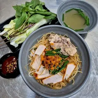 Hình ảnh Hủ tiếu khô xương - xá xíu