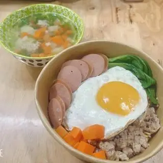 Hình ảnh Mì trộn thịt bằm xúc xích - súp