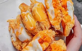 Hình ảnh Hotdog phô mai trứng muối nhuyễn
