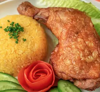 Hình ảnh Cơm gà xối mỡ đùi góc tư