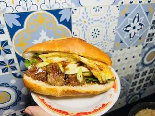 Hình ảnh Bánh mì thịt nướng và trứng