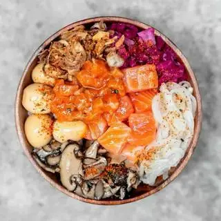 Hình ảnh Poke cá hồi sốt cay - the savory