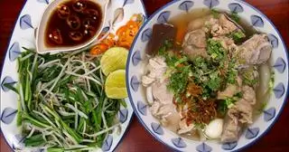 Hình ảnh Bánh canh xương - tô vừa