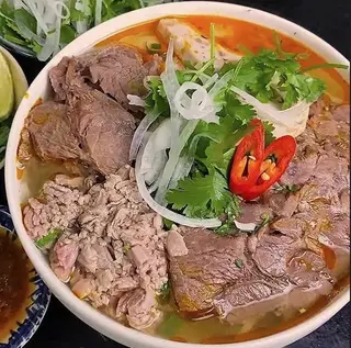 Hình ảnh Bún bò đầy đủ bình thường