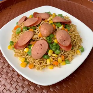 Hình ảnh Mì trộn xúc xích nhỏ