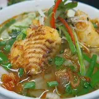 Hình ảnh Bánh canh cá lóc bột gạo: 4 miếng thịt cá + 2 trứng cút