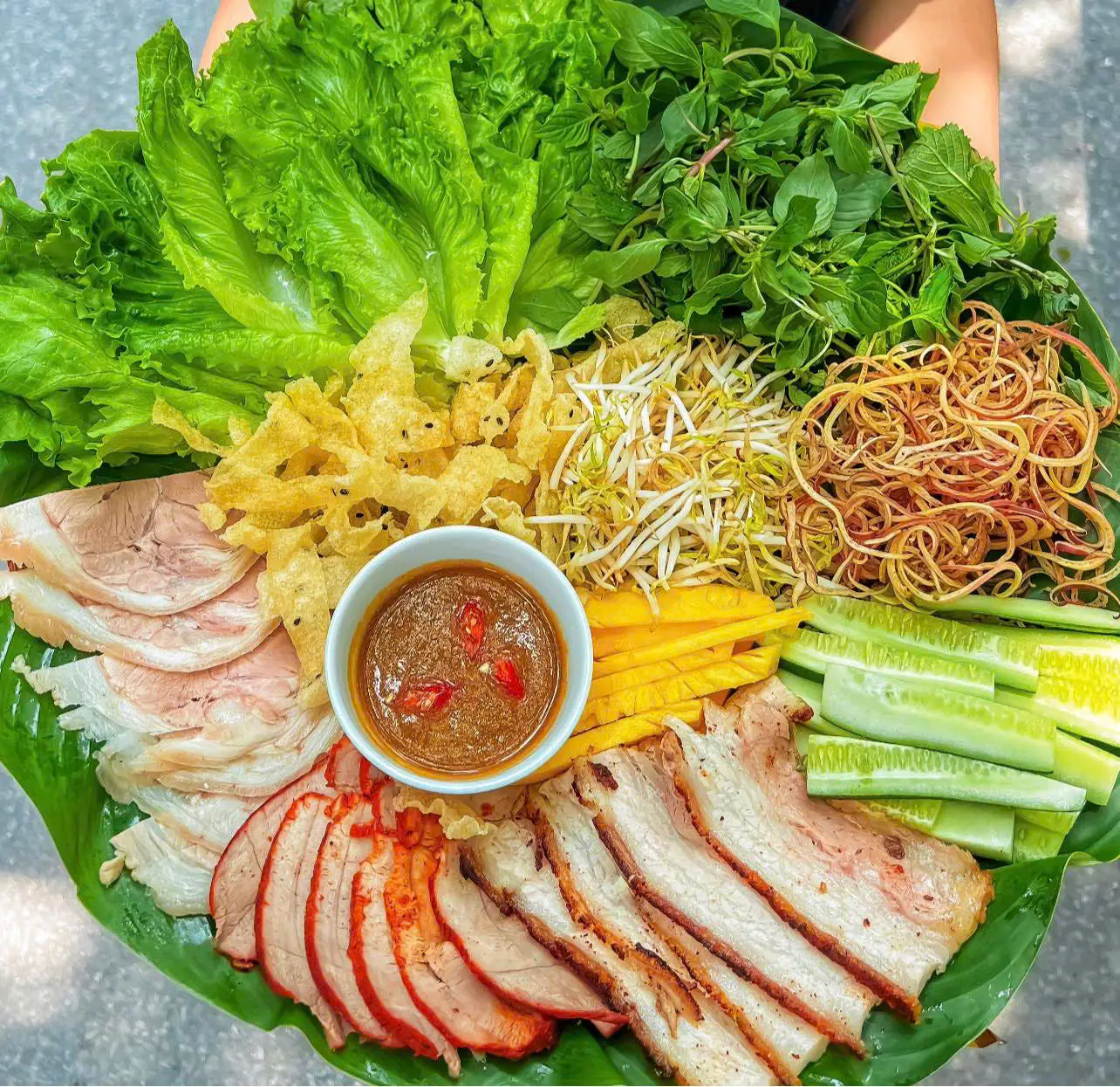 Hình ảnh Bánh tráng cuốn thịt heo quay