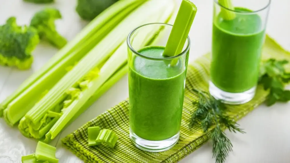 Hình ảnh Ép detox cần tây ổi thơm chai