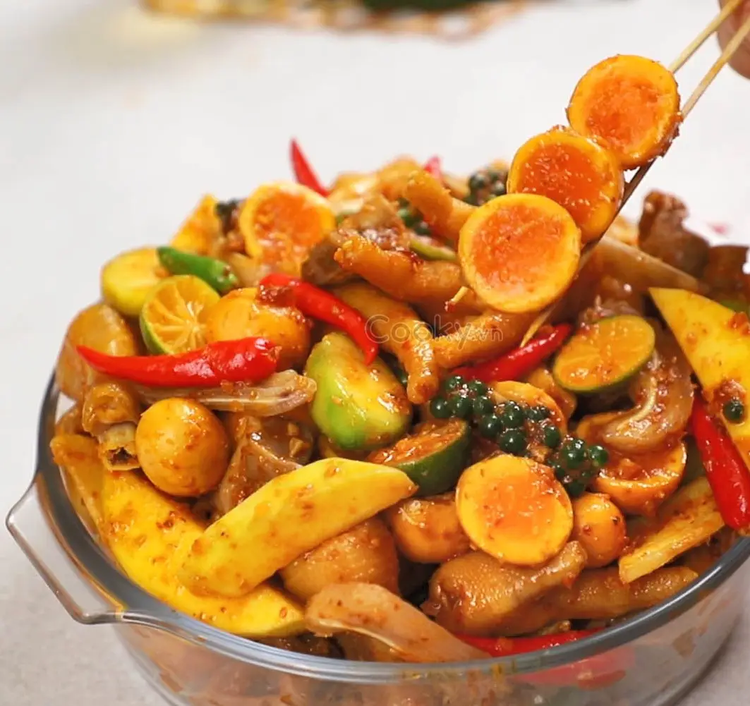 Hình ảnh Chân gà sốt Thái mix trứng non với tóp mỡ với da heo - đặc biệt
