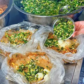 Hình ảnh Bánh tráng trôn truyền thống mở hành 