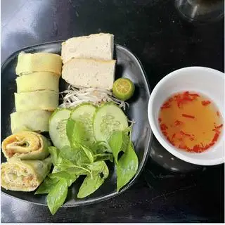 Hình ảnh Bánh cuốn trứng chả lụa