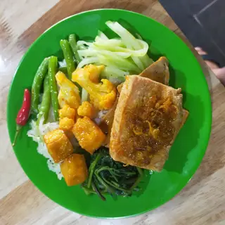Hình ảnh Cơm thập cẩm đậu hủ chiên sả