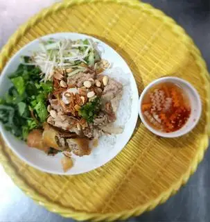 Hình ảnh Bún thịt heo xào - chả giò