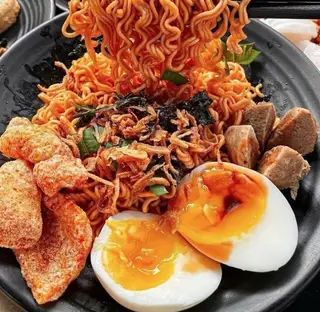 Hình ảnh Mì trộn bò - trứng lòng đào