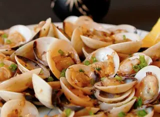 Hình ảnh Ngao xào bơ tỏi