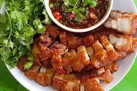 Hình ảnh Cơm ba rọi chiên sốt mắm tỏi (tặng trà tắc)