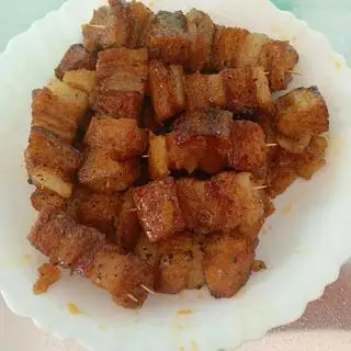 Hình ảnh 4 miếng Heo quay - xà lách - dưa leo