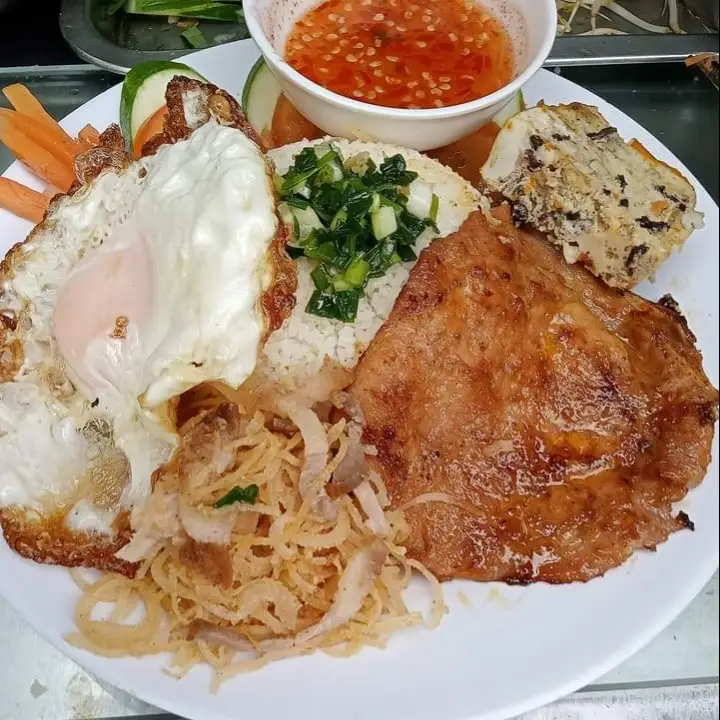Hình ảnh Cơm tấm sườn bì chả trứng