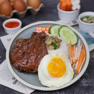 Hình ảnh Cơm Tấm Sườn Nướng + Trứng Ốp La