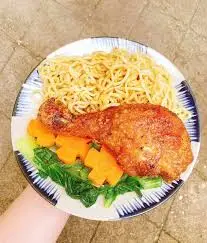 Hình ảnh Mì trộn đùi gà xù chiên giòn