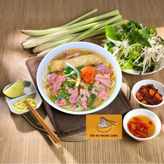 Hình ảnh Bún bò tái chả