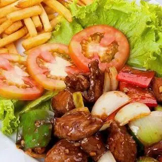Hình ảnh Bò lúc lắc kèm bánh mì