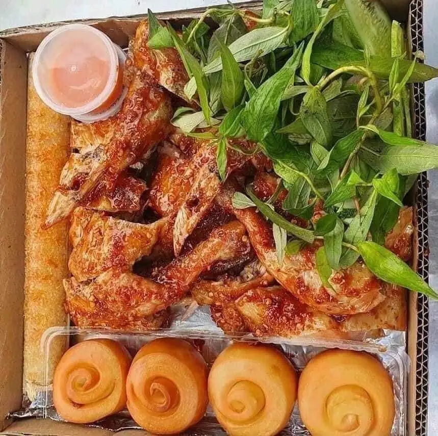 Hình ảnh Combo 1 - 1 gà nướng nguyên con - 1 ống cơm lam - 4 bánh bao