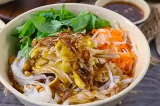 Hình ảnh Phở trộn gà đùi