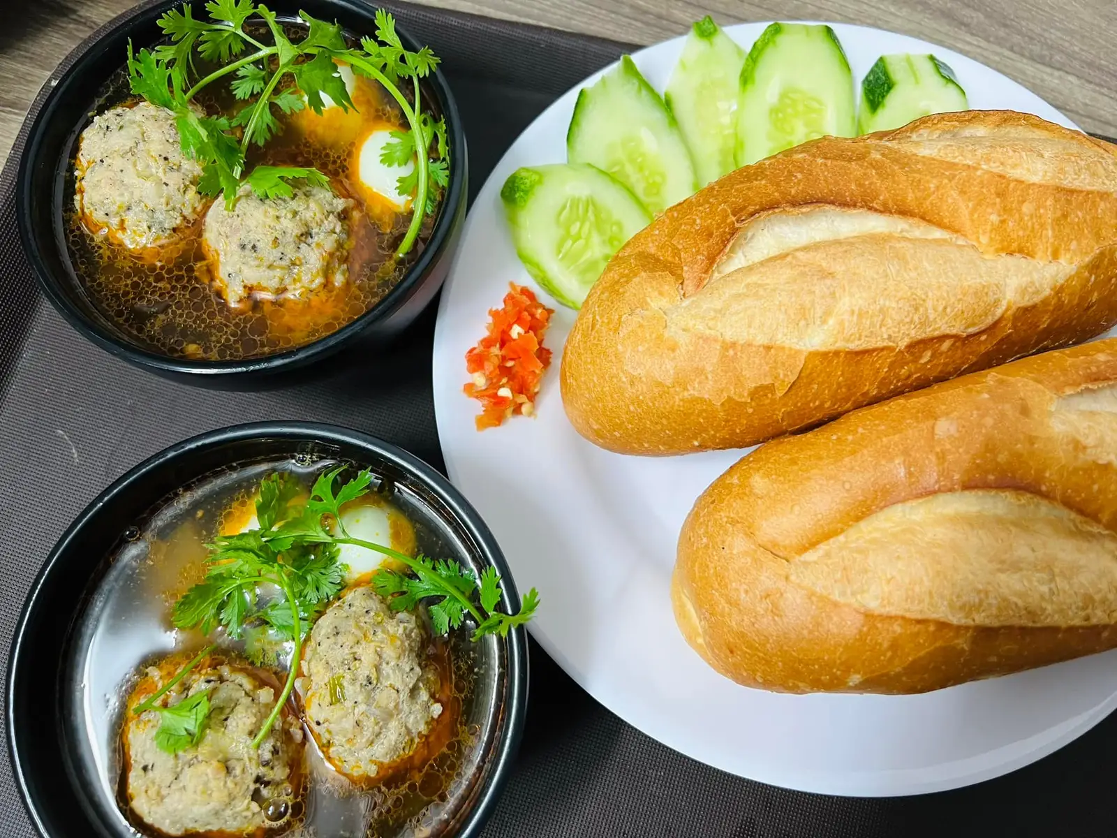 Hình ảnh Bánh mì xíu mại trứng cút