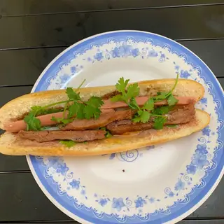 Hình ảnh Bánh mì que nem nướng - xúc xích