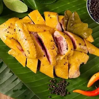 Hình ảnh Nửa gà ủ muối ăn mát - sốt chấm