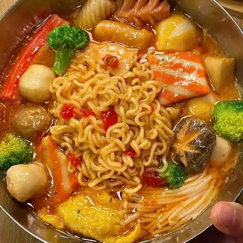Hình ảnh Cô Oanh - Mỳ Cay & Tokbokki - Quách Điêu