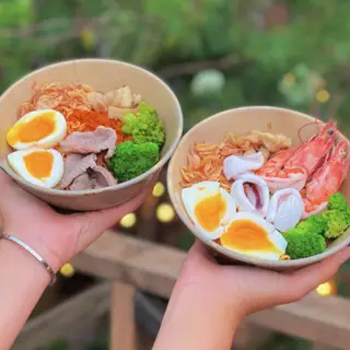 Hình ảnh Mì trộn sa tế hải sản tôm mực