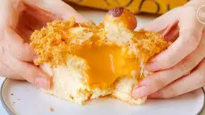Hình ảnh Mochi chà bông trứng muối sốt kim sa