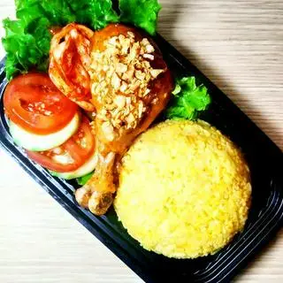 Hình ảnh Cơm Đùi Gà Xối Mắm Tỏi