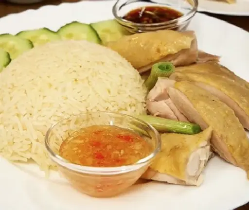 Hình ảnh Cơm gà chặt lá chanh kèm gỏi rau 