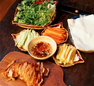 Hình ảnh Vịt quay Quảng Đông nửa con da giòn