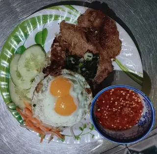 Hình ảnh Cơm tấm sườn miếng trứng