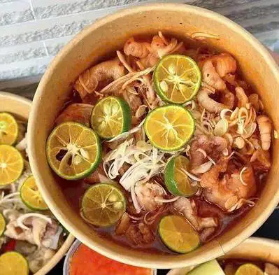 Hình ảnh Chân gà sốt Thái mix da heo