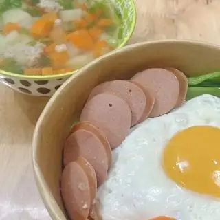 Hình ảnh Mì trộn ốp la xúc xích
