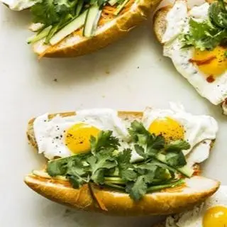 Hình ảnh Bánh mì ốp la - 2 trứng