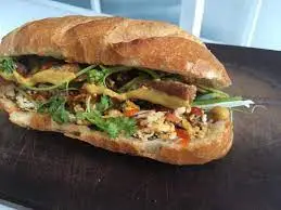 Hình ảnh Bánh pate mì trứng xúc xích