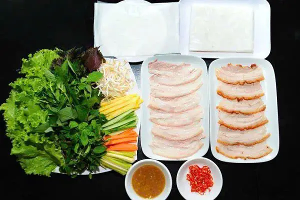 Hình ảnh Bánh tráng cuốn thịt heo luộc