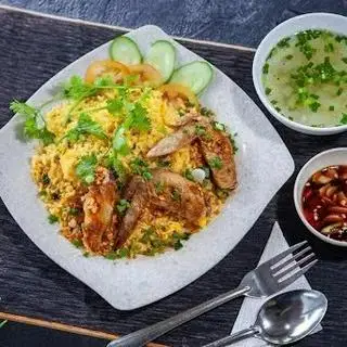 Hình ảnh Cơm rang gà xé chiên mắm